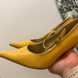 Yellow pointed toe heels